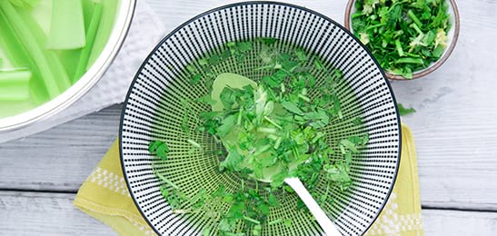 Recept van het Voedingscentrum: Selderijbouillon met gremolata