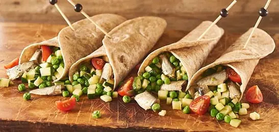 Recept van het Voedingscentrum: Volkoren wrap met groente en sardientjes