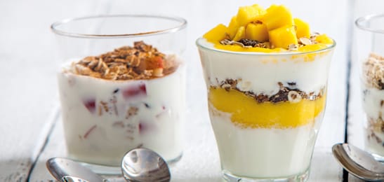 Recept van het Voedingscentrum: Yoghurt met mango, lijnzaad en zonnebloempitten