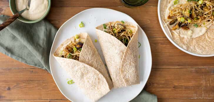 Recept van het Voedingscentrum: Wrap met aubergine, taugé en yoghurt-tahinsaus
