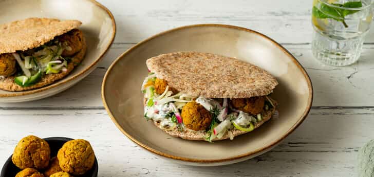 Recept van het Voedingscentrum: Pita met falafel, rauwkost en tzatziki