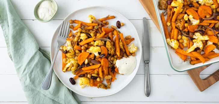 Recept van het Voedingscentrum: Traybake met zoete aardappel, groente en bonen