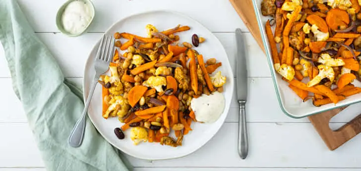 Recept van het Voedingscentrum: Traybake met zoete aardappel, groente en bonen
