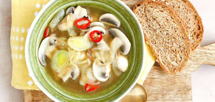 Recept van het Voedingscentrum: Pittige groentebouillon met geroosterd brood