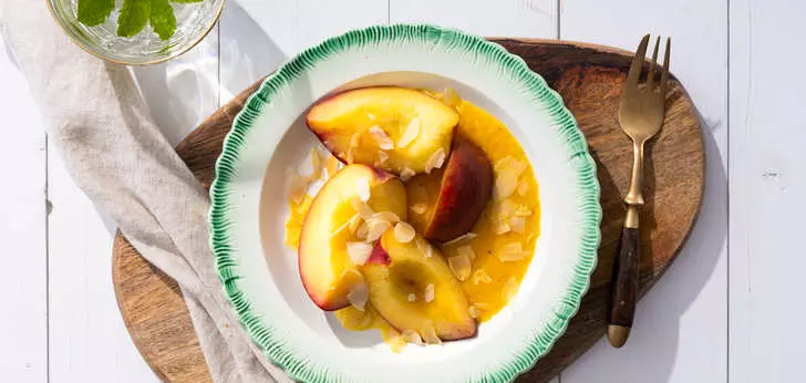 Recept van het Voedingscentrum: Gemarineerde perzik en nectarine met paprikasaus