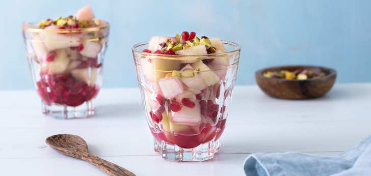 Recept van het Voedingscentrum: Rozenwater-fruitsalade met pistachenoten