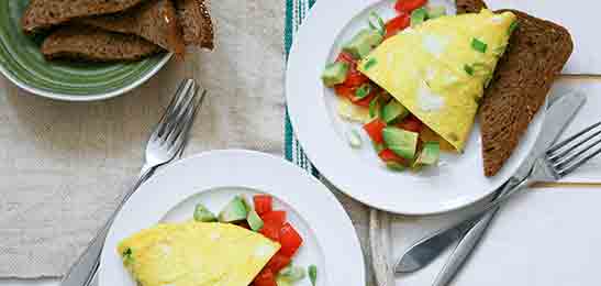 Recept van het Voedingscentrum: Omelet met tomaten-avocadosalsa