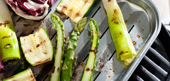 Recept van het Voedingscentrum: Gegrilde groente met kip en stokbrood