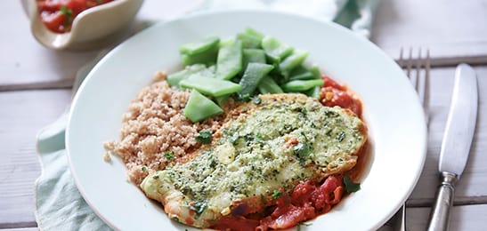 Recept van het Voedingscentrum: Pangasius met amandelchermoula en tomatensaus