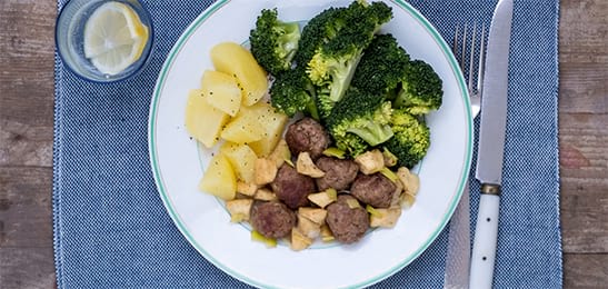 Recept van het Voedingscentrum: Gehaktballetjes met gedroogde appels, broccoli en aardappelen