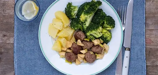 Recept van het Voedingscentrum: Gehaktballetjes met appel en broccoli