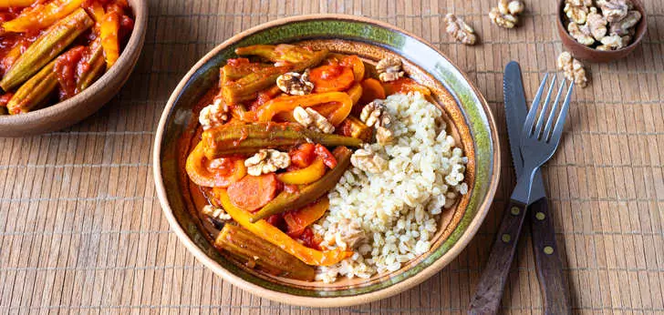 Recept van het Voedingscentrum: Zoetzure paprikastoof met okra