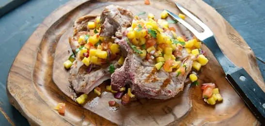 Recept van het Voedingscentrum: Karbonade met mangosalsa, witlof en aardappelen