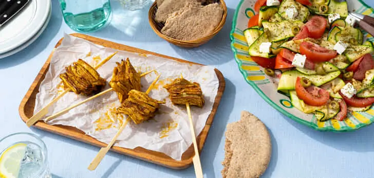 Recept van het Voedingscentrum: Kruidige spiesjes in döner kebab-stijl met gegrilde courgettesalade