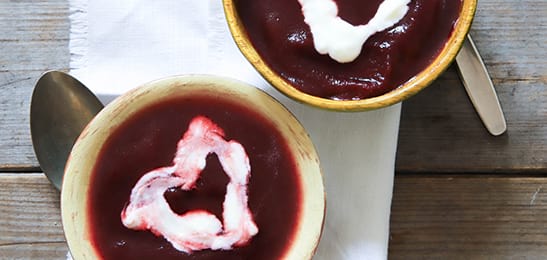 Recept van het Voedingscentrum: Rode bietensoep met romige topping
