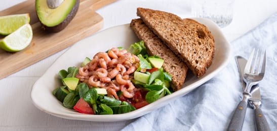 Recept van het Voedingscentrum: Salade met garnalen en limoendressing