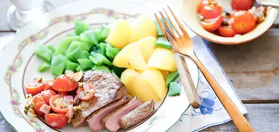 Recept van het Voedingscentrum: Biefstuk met kruiden-tomatensalsa