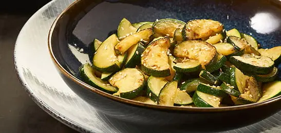 Recept van het Voedingscentrum: Geroerbakte courgette met schnitzel en aardappelpuree
