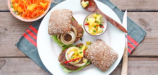 Recept van het Voedingscentrum: Down Underburger met ananas-kruidensalsa