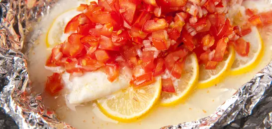 Recept van het Voedingscentrum: Pittige vis uit de oven met wortelsalade