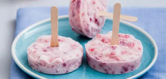 Recept van het Voedingscentrum: Rode yoghurt ijsjes