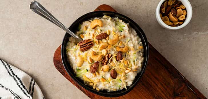 Recept van het Voedingscentrum: Hartige havermout met courgette en kaas