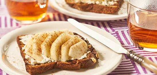 Recept van het Voedingscentrum: Geroosterd mueslibrood met peer