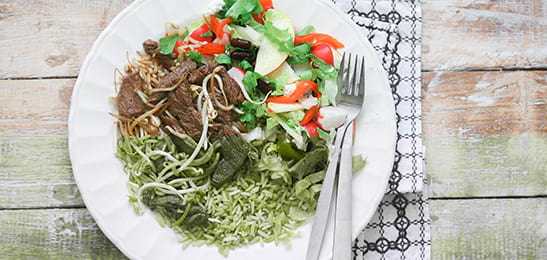 Recept van het Voedingscentrum: Geroerbakte bief met frisse salade en rijst