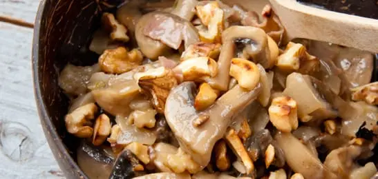 Recept van het Voedingscentrum: Champignonragout met noten, sperzieboontjes en rijst