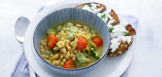 Recept van het Voedingscentrum: Witte bonensoep met geitenkaasbroodje