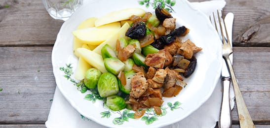 Recept van het Voedingscentrum: Stoofpot met pruimen, spruitjes en aardappelen