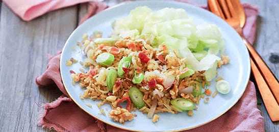 Recept van het Voedingscentrum: Uienrijst met walnoten en bloemkool
