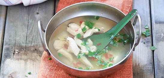 Recept van het Voedingscentrum: Kippenbouillon met koriander