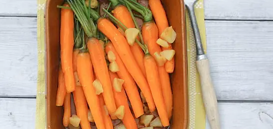 Recept van het Voedingscentrum: Gestoofde wortelen met aardappelen en rundertartaar