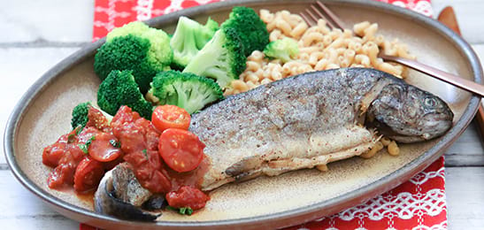 Recept van het Voedingscentrum: Forel met tomatensaus