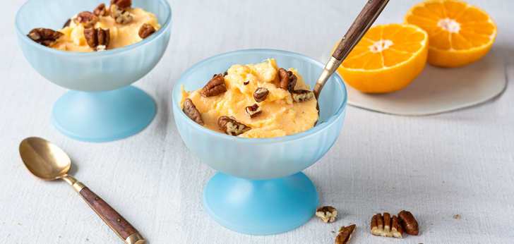 Recept van het Voedingscentrum: Mandarijnenijs met pecannoten