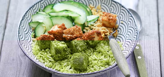 Recept van het Voedingscentrum: Krokante tofublokjes met rijst en komkommersalade