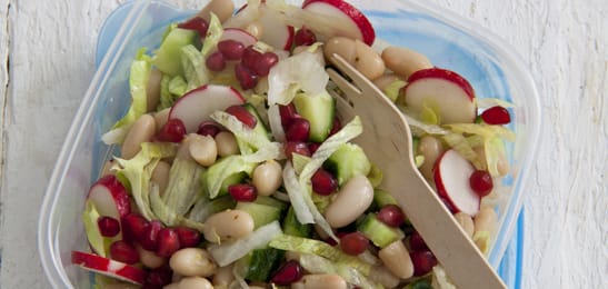 Recept van het Voedingscentrum: Witte bonensalade met granaatappelpitjes