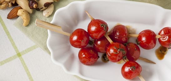 Recept van het Voedingscentrum: Geroosterde tomatenspiesjes met tijm