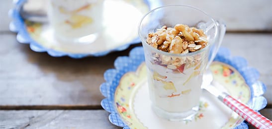 Recept van het Voedingscentrum: Yoghurt met nectarine en gebakken muesli