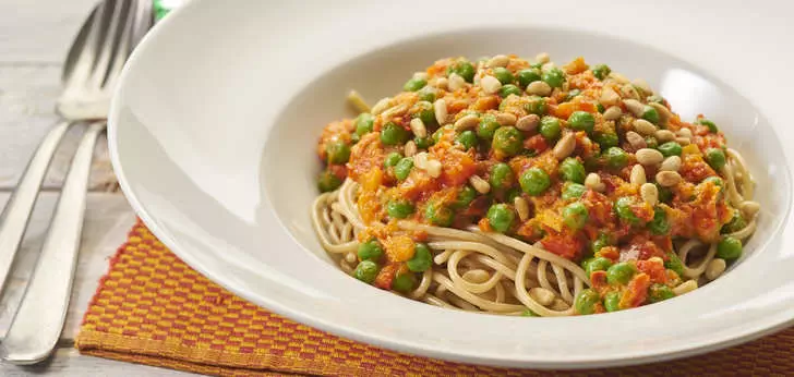 Recept van het Voedingscentrum: Spaghetti met paprikasaus en pijnboompitjes
