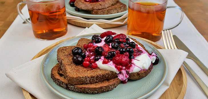 Recept van het Voedingscentrum: Wentelteefjes met vanille yoghurt en zomers fruit