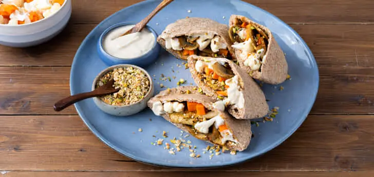 Recept van het Voedingscentrum: Pita met paddenstoelenshoarma en zoetzure groente