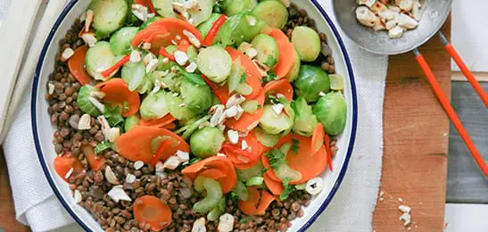 Recept van het Voedingscentrum: Linzen met geroerbakte groente