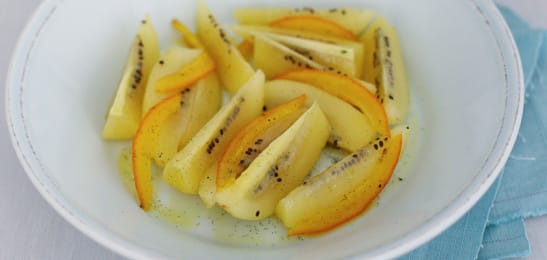 Recept van het Voedingscentrum: Kiwi met sinaasappel-vanillesaus