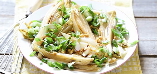 Recept van het Voedingscentrum: Geroerbakte witlof met bosui en pinda's