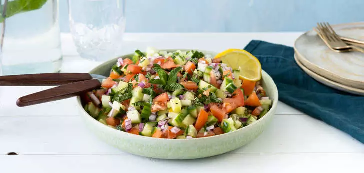 Recept van het Voedingscentrum: Frisse komkommersalade met ui en tomaat