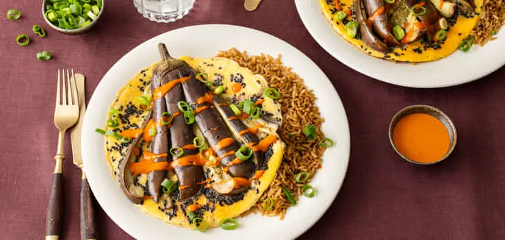 Recept van het Voedingscentrum: Omelet met gepofte aubergine en bosui, rijst en sesamsaus