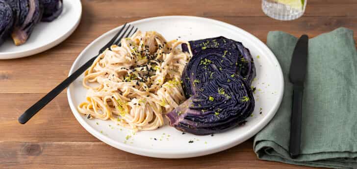 Recept van het Voedingscentrum: Romige noedels met miso-rodekool en limoen
