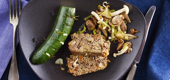 Recept van het Voedingscentrum: Linzenpaté met paddenstoelen en gepofte courgettes